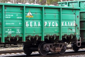 „Latvijos geležinkeliai“ ir ministerija tikina neketiną perimti „Belaruskalij“ trąšų tranzito