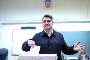 Apklausa: buvęs Kroatijos premjeras laimėjo pirmąjį prezidento rinkimų turą