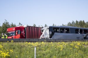 Vokietijoje sunkvežimiui įsirėžus į lenkų autobusą, sužeisti dešimtys žmonių