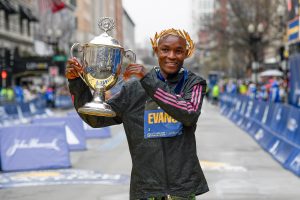 Bostono maratoną laimėjo čempiono titulą gynęs Kenijos bėgikas 