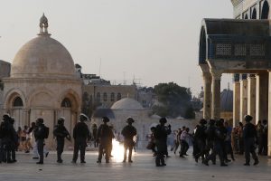 Jeruzalės šventykloje susirėmė Izraelio policininkai ir palestiniečiai