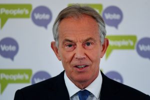 T. Blairas: Th. May turėtų leisti surengti antrą referendumą dėl „Brexit“