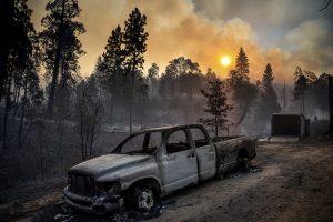 Dėl didžiulio gaisro netoli JAV Josemičio parko tūkstančiams žmonių nurodyta evakuotis