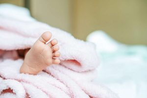 Studentė, kurios nėštumo nepastebėjo net šeši gydytojai, pagimdė dukrą