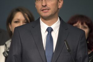 Slovėnijos parlamentas premjeru patvirtino centro kairiųjų pažiūrų M. Šarecą 