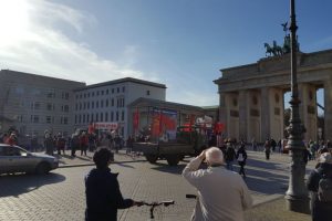 Lietuvos ambasadorių Berlyne nustebino sovietų vėliavos prie Brandenburgo vartų