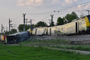Austrijoje per traukinio avariją žuvo žmogus, keliolika sužeista 