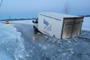 Ledo kelyje įlūžo sunkvežimis