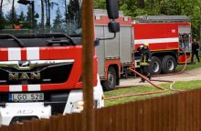 Kauno rajone užsidegė kotedžas: išgelbėti trys žmonės, tarp kurių – vaikas