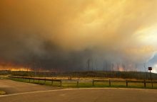 Kanadoje plintant gamtiniam gaisrui iš Fort Makmario evakuojami žmonės