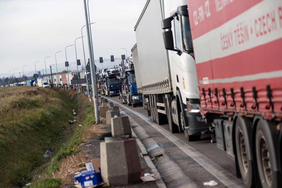 Ukraina przygotowuje się do ewakuacji kierowców, którzy utknęli na granicy z Polską