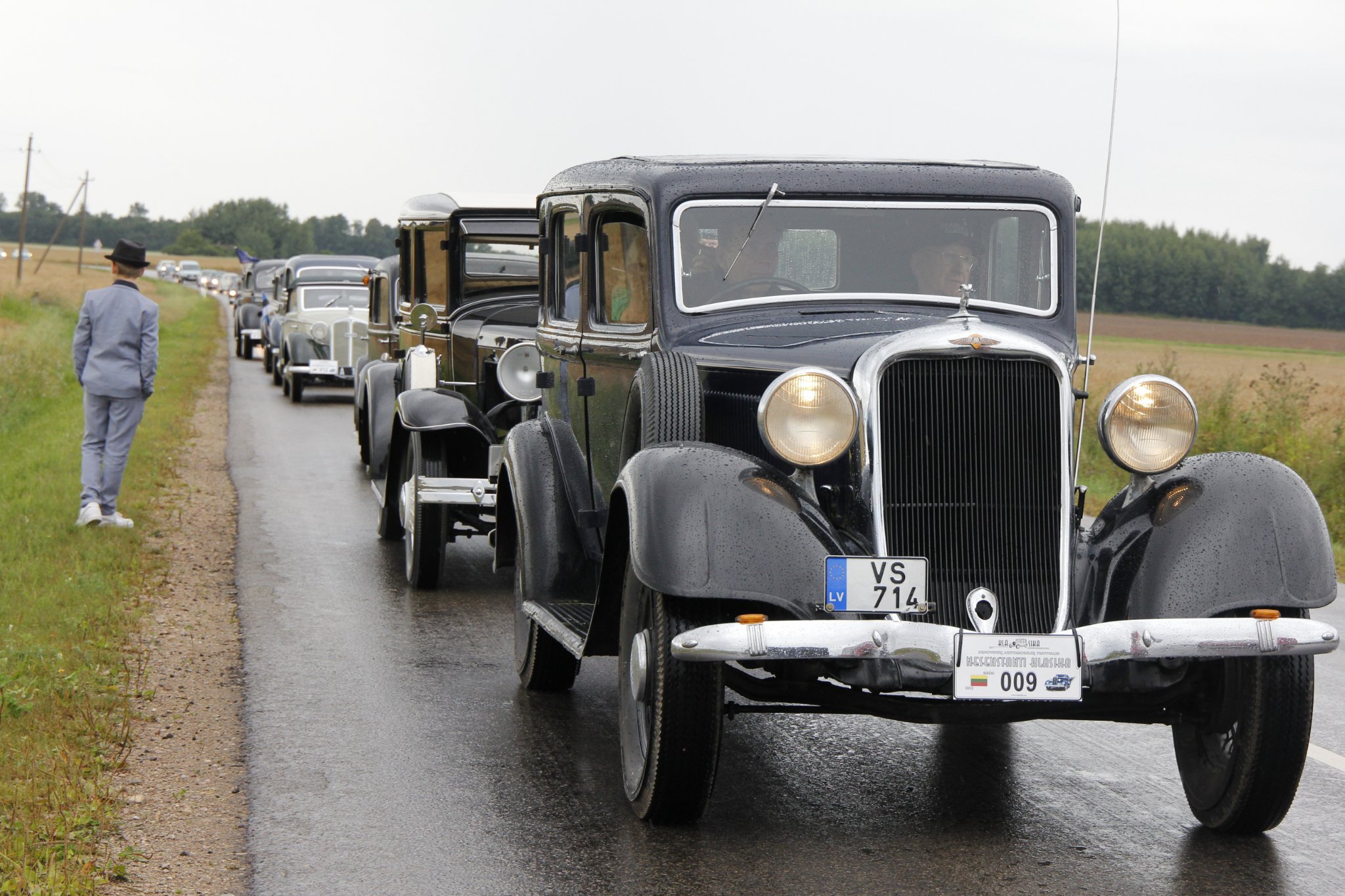 I Biržai er det en festival med gamle biler: de nysgjerrige og kjennere beundret sjeldenhetene