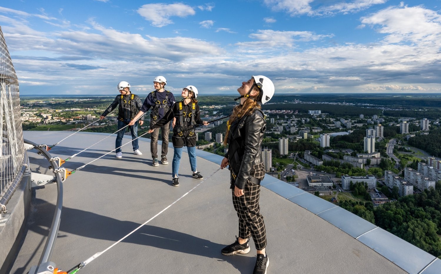 L’intrattenimento estremo a Vilnius è una passeggiata lungo il ponte di osservazione della torre della televisione