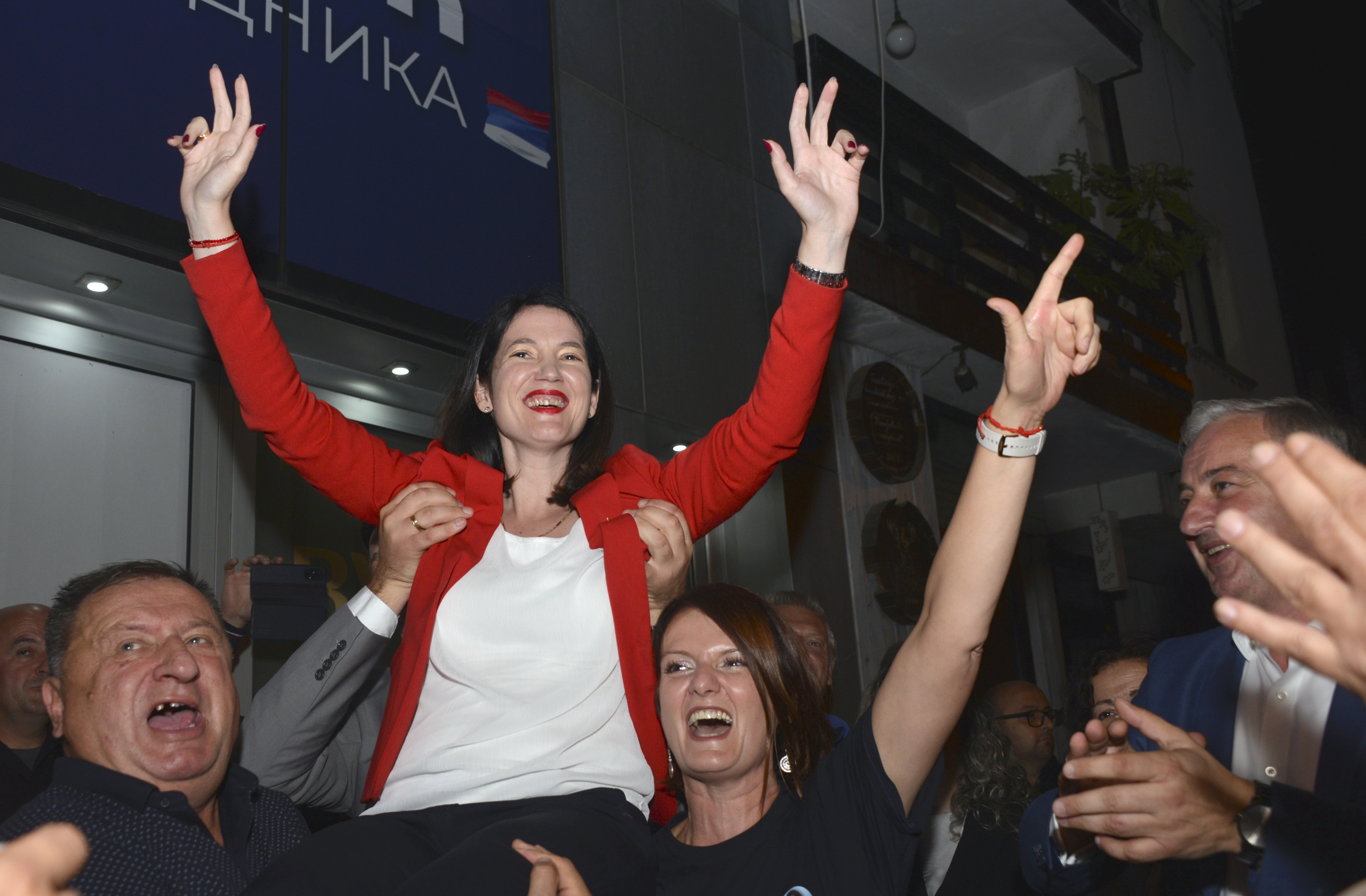 Dopo le elezioni, la Bosnia Erzegovina era in fermento: i due candidati si dichiararono vincitori
