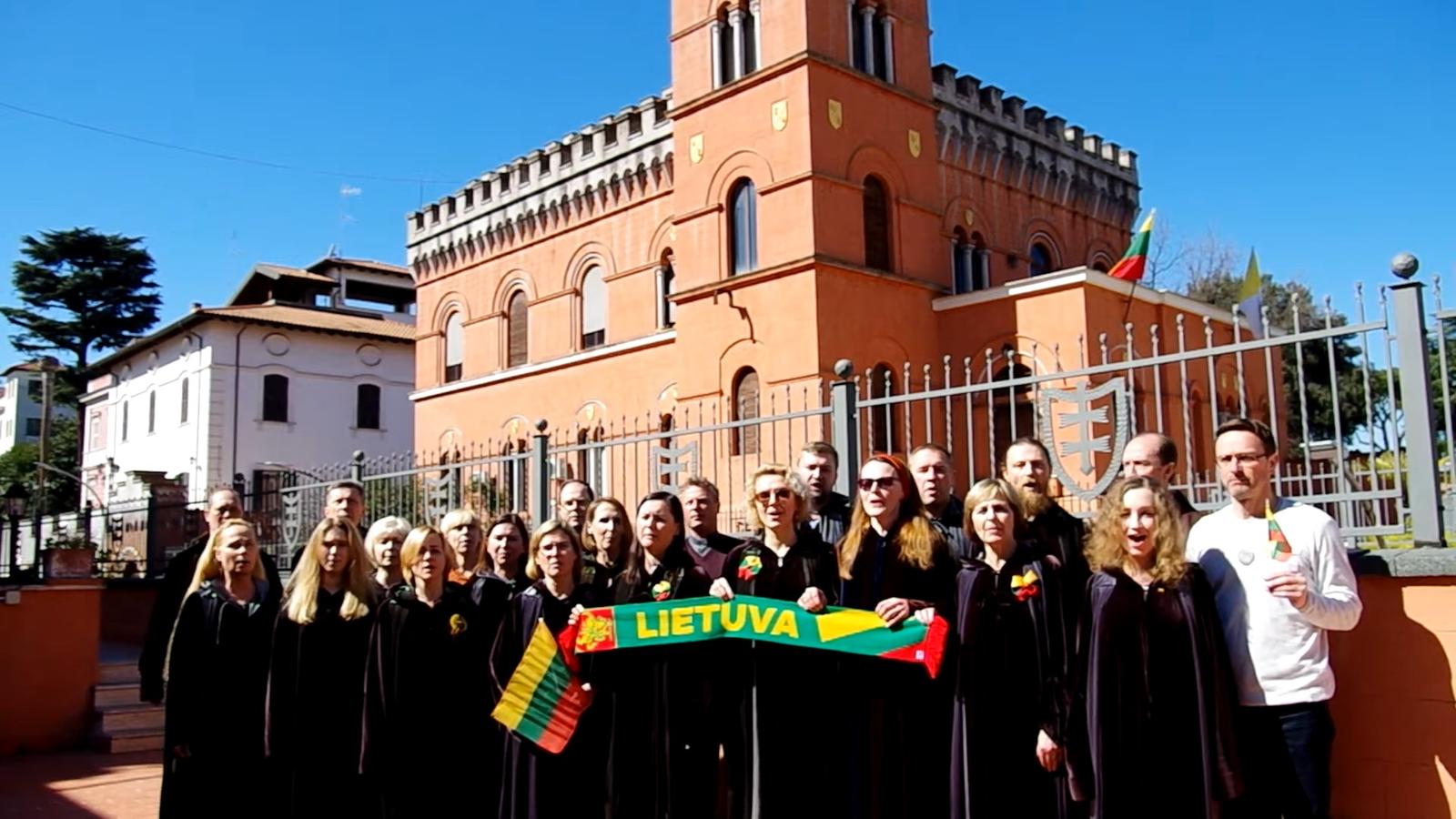 Suscita rabbia il viaggio del coro nell’Italia colpita dal coronavirus: è giustificato da una missione culturale
