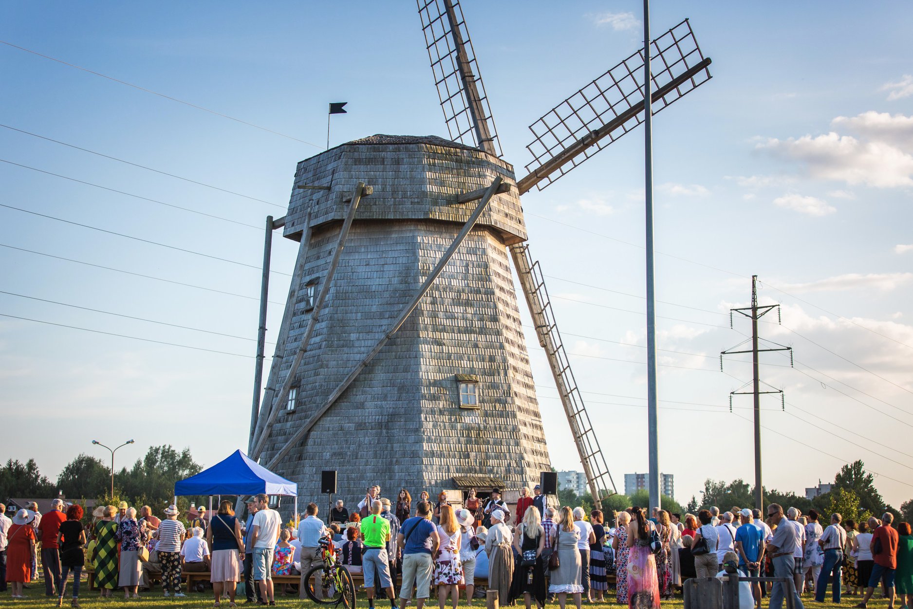 Festlige urteritualer og underholdning ved vindmøllen Žaliūkii