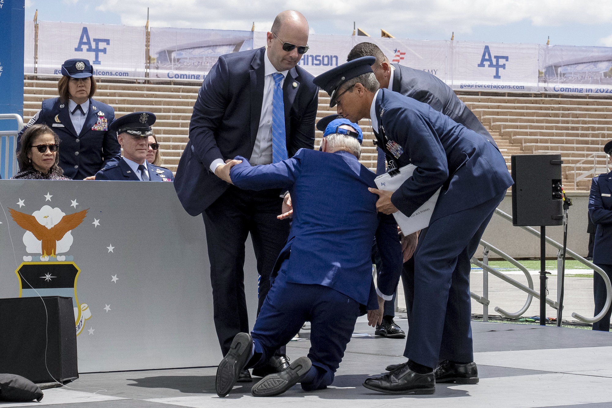 Herr Biden, som holdt en tale under feiringen, kollapset på scenen