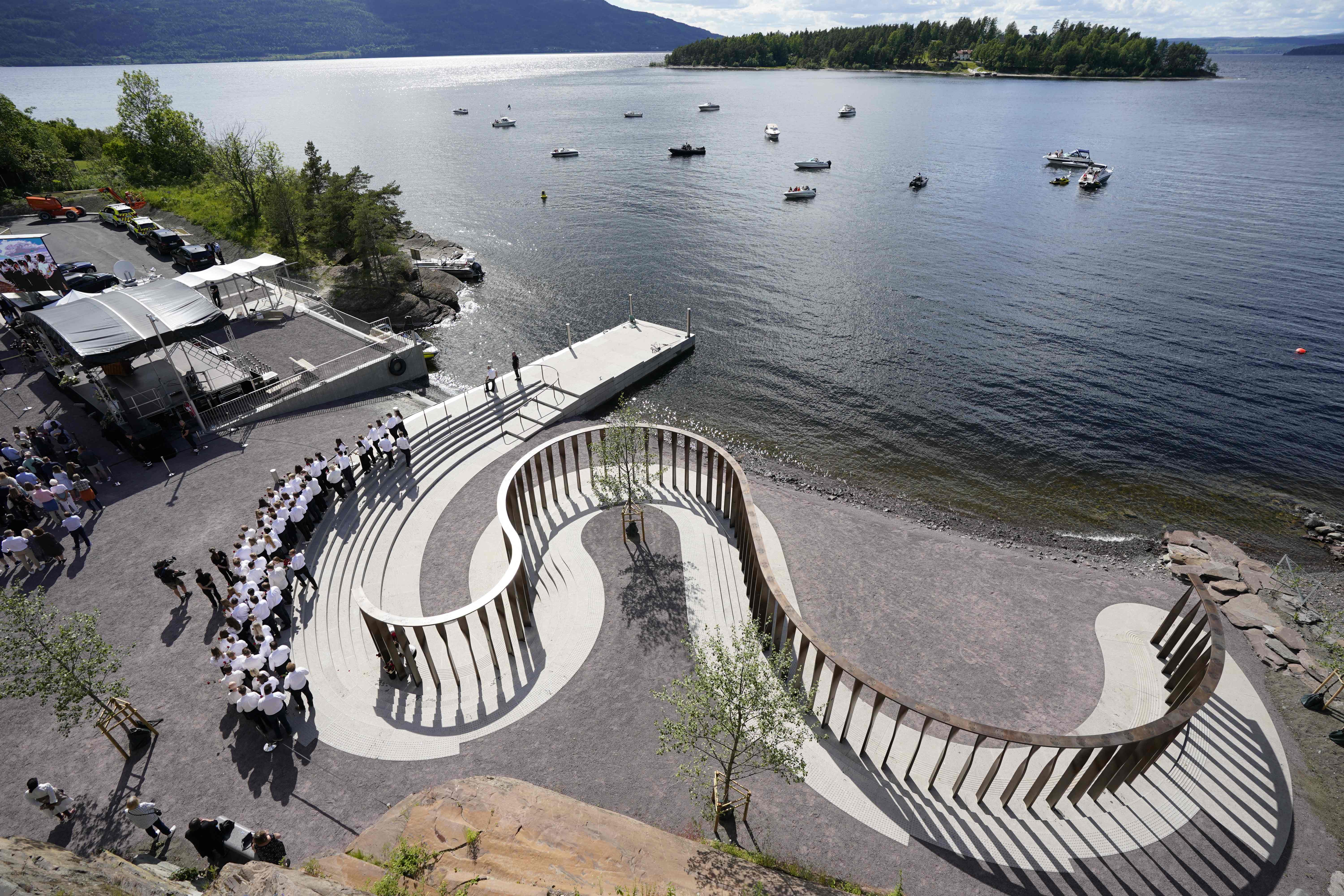 Et minnesmerke over ofrene for Utioja-massakren er innviet i Norge