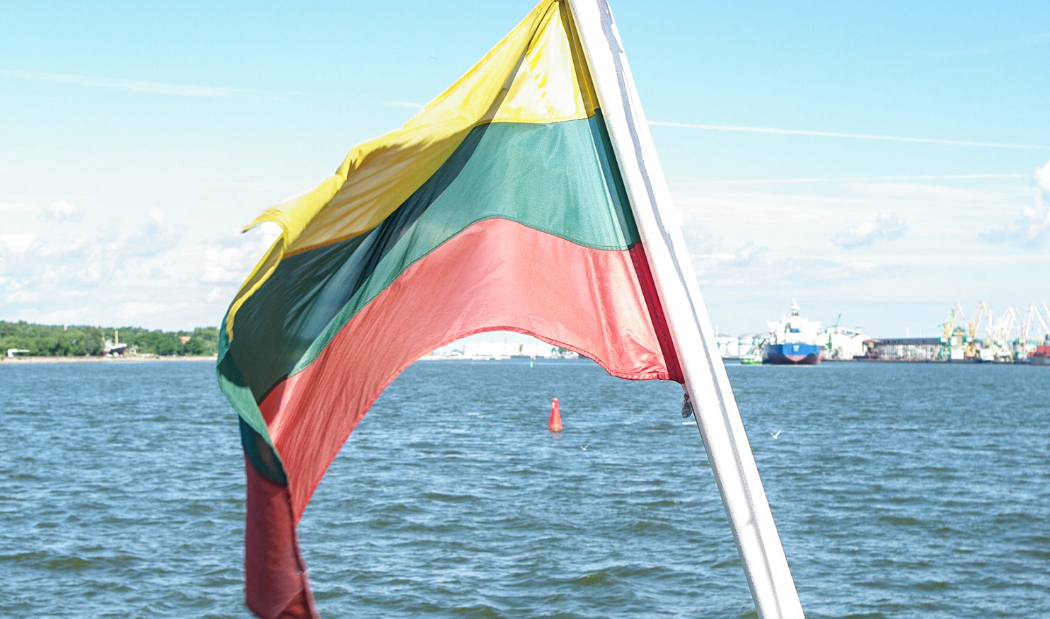 La bandiera delle navi lituane si alza