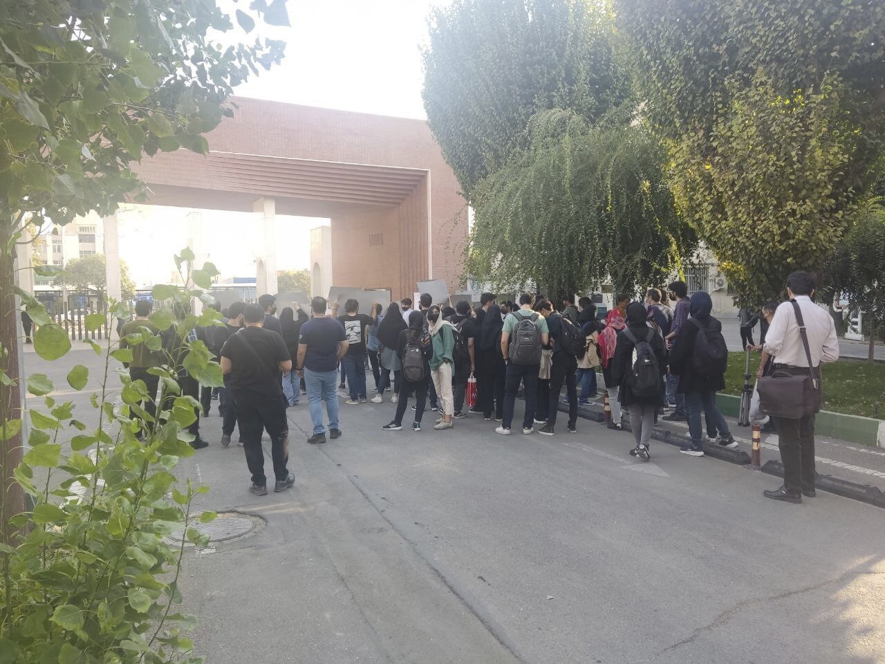 Til tross for ordre om å trekke seg, har demonstrasjoner igjen funnet sted i Iran