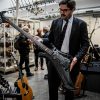 „The Who“ bosisto gitara parduodama aukcione Prancūzijoje