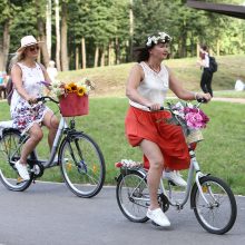 Paradas: akį traukė sijonuotos moterys ant dviračių