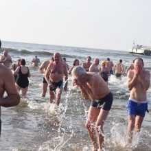 Šimtai žmonių paniro į ledines Baltijos jūros bangas