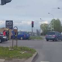 Judrioje Kauno sankryžoje susidūrė du automobiliai