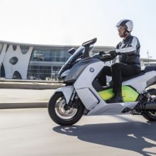BMW pristatė serijinei gamybai paruoštą elektrinį motorolerį „C Evolution“