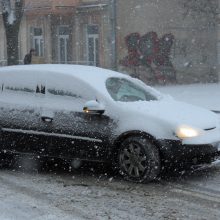 Sniegas miesto gatves pavertė čiuožyklomis