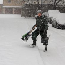 Sniegas miesto gatves pavertė čiuožyklomis