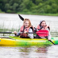 Nemuną skrodė baidarių žygis per vakarėjantį Kauną