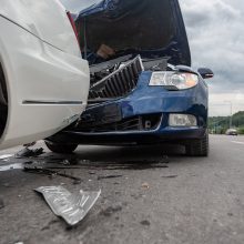 Trijų mašinų avarija Marvelėje: rėžtasi į kelio atitvarus