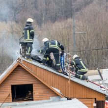 Tragiškas gaisras Tunelio gatvėje: žuvusių mažylių mama kaltinama dviem nusikaltimais