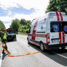 Prienų rajone – masinė šarvuočių avarija, sužaloti kariai 