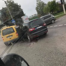 Avaringas rytas Kaune: nukentėjo ir žmonės, ir namo tvora