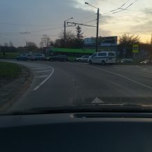 Smarkiai apgirtęs „Opel“ vairuotojas Kaune kliudė troleibusą