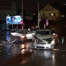 Avarija Kaune: automobiliai – suknežinti, sužaloti du žmonės