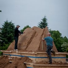 Šilalės centrą puošia žymių smėlio skulptorių darbas