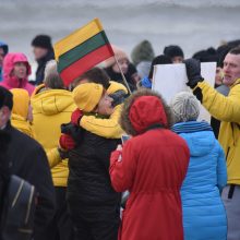 Šimtai žmonių paniro į ledines Baltijos jūros bangas