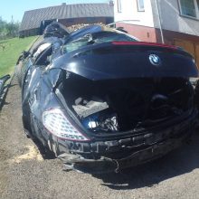Jaunos BMW vairuotojos kelionė baigėsi smūgiu į namo sieną