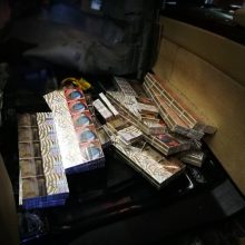 Kontrabandinius rūkalus alytiškis iš Baltarusijos vežė automobilio dugne 
