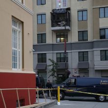 Kalifornijoje nukritus daugiabučio balkonui žuvo šeši studentai