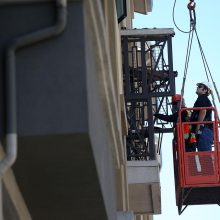 Kalifornijoje nukritus daugiabučio balkonui žuvo šeši studentai