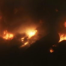 Vakarų Virdžinijoje nuo bėgių nulėkė naftos sąstatas, kilo didelis gaisras