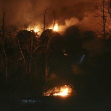 Vakarų Virdžinijoje nuo bėgių nulėkė naftos sąstatas, kilo didelis gaisras