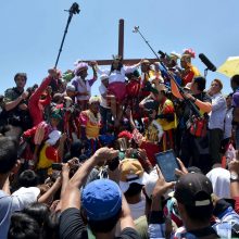 Filipinuose tikintieji atkartoja Kristaus nukryžiavimą