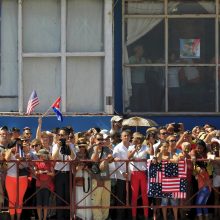 Virš JAV ambasados Kuboje pirmą kartą nuo 1961-ųjų iškelta Amerikos vėliava