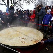 Lietuviams nutįs seilė: baltarusiai iškepė milžinišką bulvių plokštainį 