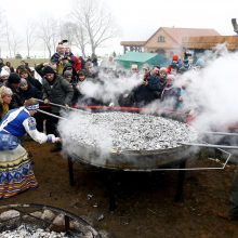 Lietuviams nutįs seilė: baltarusiai iškepė milžinišką bulvių plokštainį 